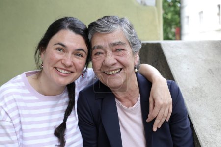 Téléchargez les photos : Portrait de mère aînée et fille adulte dans la rue - en image libre de droit
