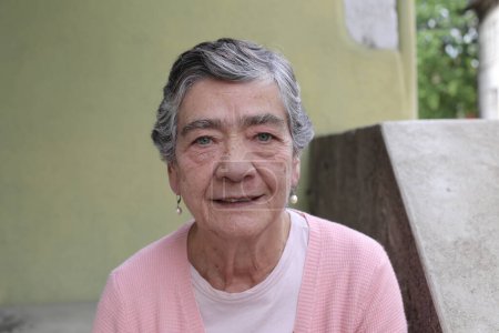 Téléchargez les photos : Portrait de belle femme âgée dans des vêtements élégants sur la rue - en image libre de droit