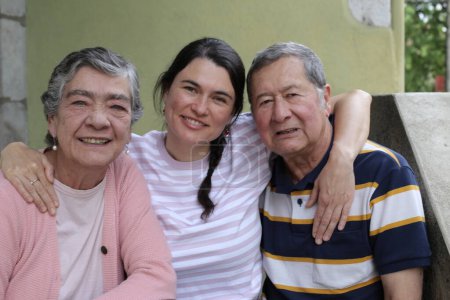 Foto de Retrato de grupo de padres mayores felices con hija adulta - Imagen libre de derechos