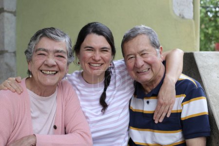Téléchargez les photos : Portrait de groupe de parents aînés heureux avec fille adulte - en image libre de droit