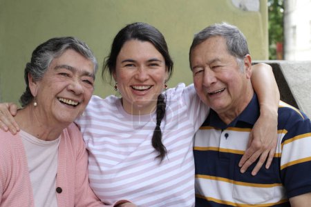 Foto de Retrato de grupo de padres mayores felices con hija adulta - Imagen libre de derechos