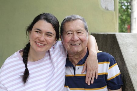 Foto de Primer plano retrato de padre mayor con hija pequeña en la calle - Imagen libre de derechos