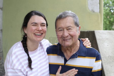 Téléchargez les photos : Portrait en gros plan du père aîné avec une jeune fille dans la rue - en image libre de droit