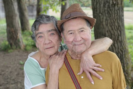 Téléchargez les photos : Portrait en gros plan de beau couple de personnes âgées sur la nature - en image libre de droit