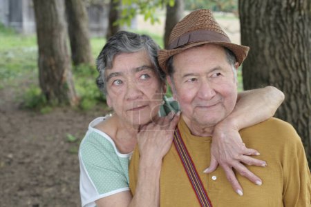 Téléchargez les photos : Portrait en gros plan de beau couple de personnes âgées sur la nature - en image libre de droit