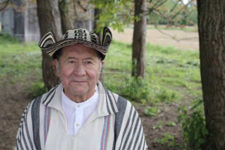 Téléchargez les photos : Portrait d'un bel homme âgé en vêtements traditionnels colombiens sur la nature - en image libre de droit