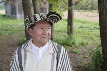Foto de Retrato de hombre mayor guapo en ropa tradicional colombiana en la naturaleza - Imagen libre de derechos