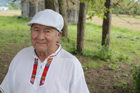 Téléchargez les photos : Portrait d'un bel homme âgé en vêtements traditionnels colombiens sur la nature - en image libre de droit