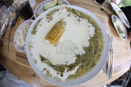 Foto de Amplio ángulo de tiro de sopa de ajiaco colombiano en restaurante - Imagen libre de derechos
