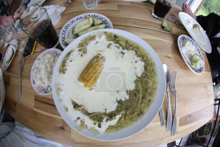 Foto de Amplio ángulo de tiro de sopa de ajiaco colombiano en restaurante - Imagen libre de derechos