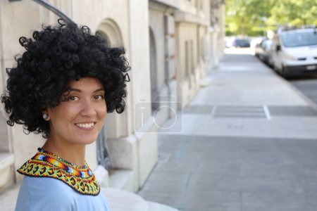 Téléchargez les photos : Portrait de belle jeune femme en vêtements traditionnels colombiens avec des cheveux bouclés sur la rue de la ville - en image libre de droit