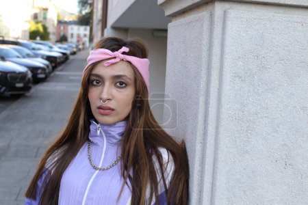 Téléchargez les photos : Portrait de femme hipster élégant portant bandeau et perçage sur fond urbain - en image libre de droit