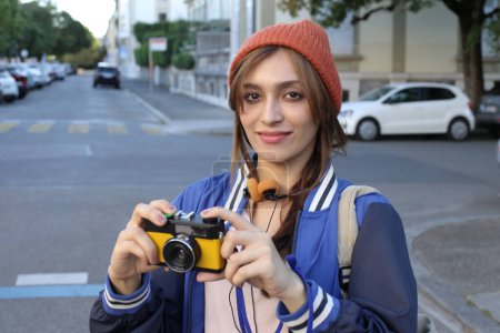Téléchargez les photos : Étudiant touriste femme faisant photo en ville - en image libre de droit