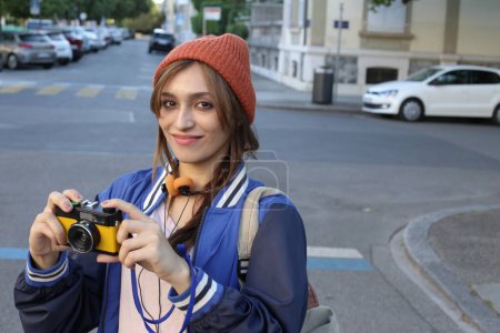 Téléchargez les photos : Étudiant touriste femme faisant photo en ville - en image libre de droit