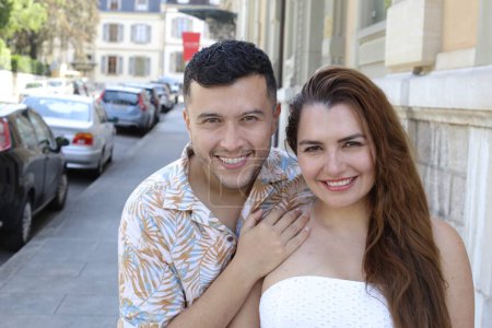 Foto de Retrato de la joven pareja feliz en la calle de la ciudad juntos - Imagen libre de derechos