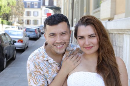 Téléchargez les photos : Portrait de jeune couple heureux dans la rue de la ville ensemble - en image libre de droit