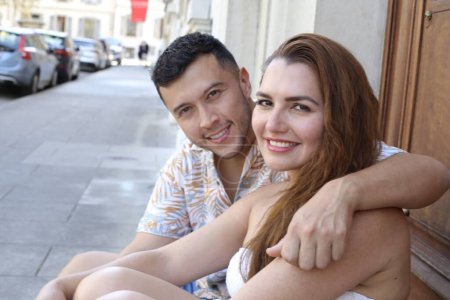 Téléchargez les photos : Portrait de jeune couple heureux dans la rue de la ville ensemble - en image libre de droit