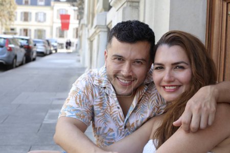 Porträt eines glücklichen jungen Paares auf der Straße der Stadt