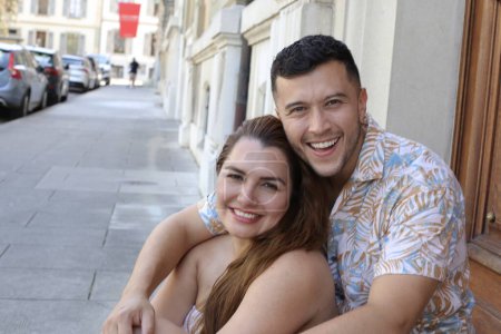 Foto de Retrato de la joven pareja feliz en la calle de la ciudad juntos - Imagen libre de derechos