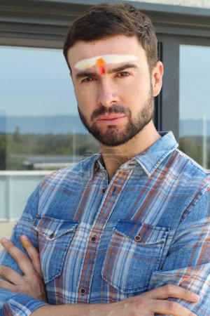 Foto de Retrato de un joven indio guapo con pintura de chakra del tercer ojo - Imagen libre de derechos