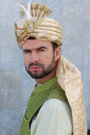 Foto de Retrato de un joven indio guapo con turbante en la calle - Imagen libre de derechos