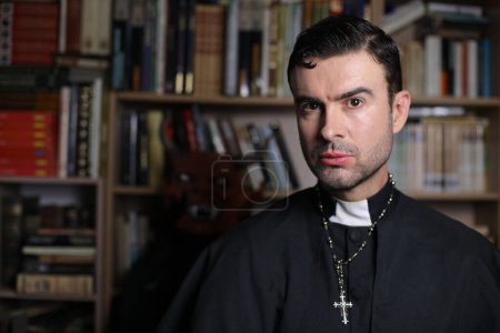 Téléchargez les photos : Portrait en gros plan de beau jeune prêtre à l'intérieur - en image libre de droit