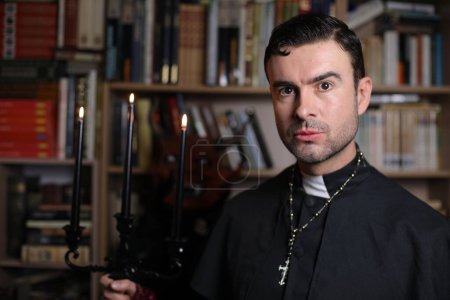Téléchargez les photos : Portrait en gros plan de beau jeune prêtre à l'intérieur - en image libre de droit