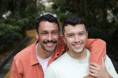 Foto de Joven feliz gay pareja de dos guapo hombres en parque durante la primavera - Imagen libre de derechos