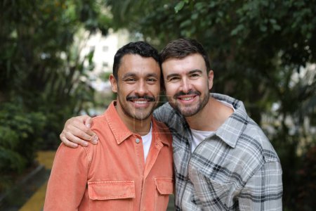 Foto de Joven feliz gay pareja de dos guapo hombres en verde parque - Imagen libre de derechos