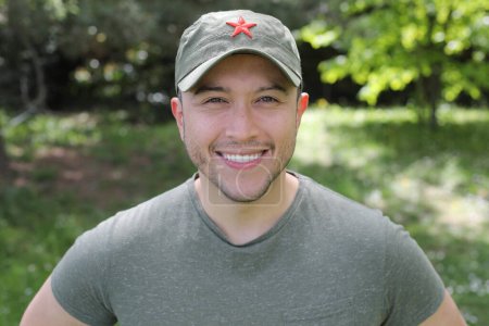 Mann mit revolutionärem grünen Hut mit rotem Stern