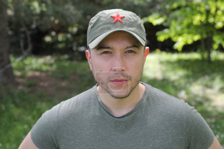 Hombre con sombrero verde revolucionario con estrella roja