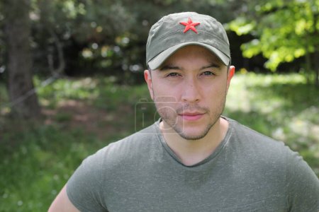 Homme portant un chapeau vert révolutionnaire avec étoile rouge