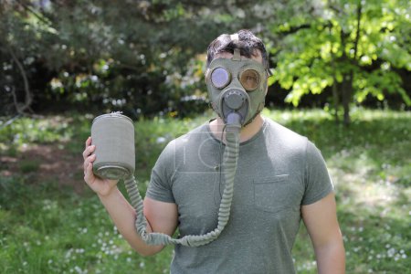 Foto de Hombre con máscara de gas vintage en un entorno natural - Imagen libre de derechos