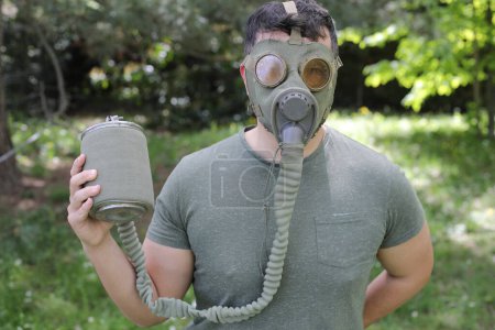Foto de Hombre con máscara de gas vintage en un entorno natural - Imagen libre de derechos