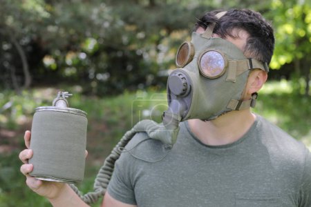 Foto de Man wearing vintage gas mask in natural setting - Imagen libre de derechos