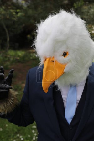 Téléchargez les photos : Homme d'affaires avec un visage d'aigle sur fond de nature - en image libre de droit