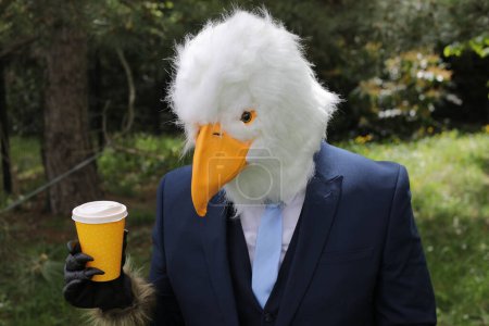 Téléchargez les photos : Businessman with an eagle face making a phone call - en image libre de droit