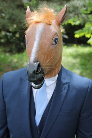 Foto de Empresario con cara de caballo sobre fondo natural - Imagen libre de derechos