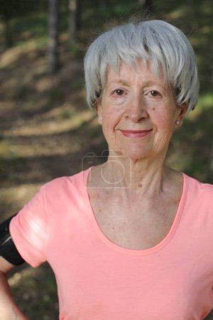 Foto de Mujer mayor de aspecto saludable en la naturaleza - Imagen libre de derechos