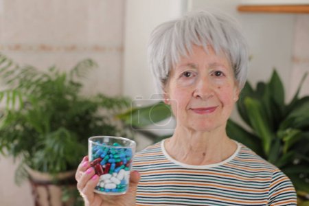 Téléchargez les photos : Femme âgée tenant trop de pilules - en image libre de droit
