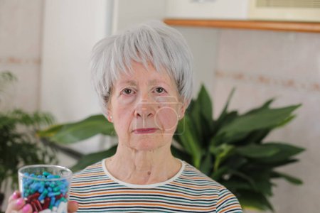 Téléchargez les photos : Femme âgée tenant trop de pilules - en image libre de droit