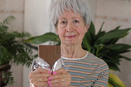 Foto de Mujer mayor disfrutando algo de chocolate - Imagen libre de derechos