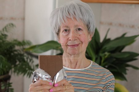 Mujer mayor disfrutando algo de chocolate