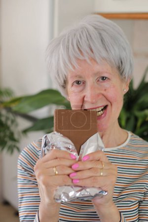 Femme âgée dégustant du chocolat