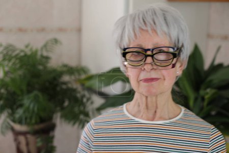 Téléchargez les photos : Femme âgée portant trois lunettes simultanément - en image libre de droit