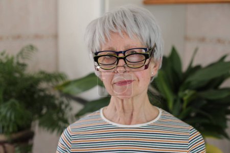 Foto de Mujer mayor con tres anteojos al mismo tiempo - Imagen libre de derechos
