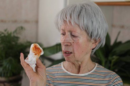 Foto de Mujer mayor tosiendo saliva con sangre - Imagen libre de derechos