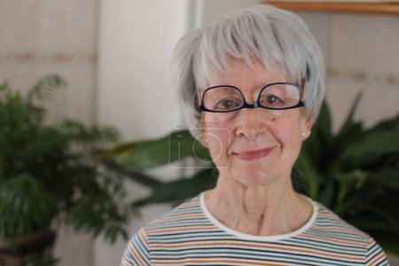 Seniorin trägt Brille auf dem Kopf