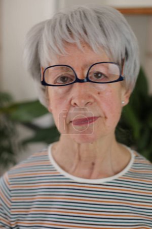 Seniorin trägt Brille auf dem Kopf