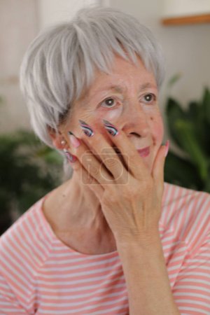 Téléchargez les photos : Femme âgée avec des ongles longs multicolores artistiques - en image libre de droit